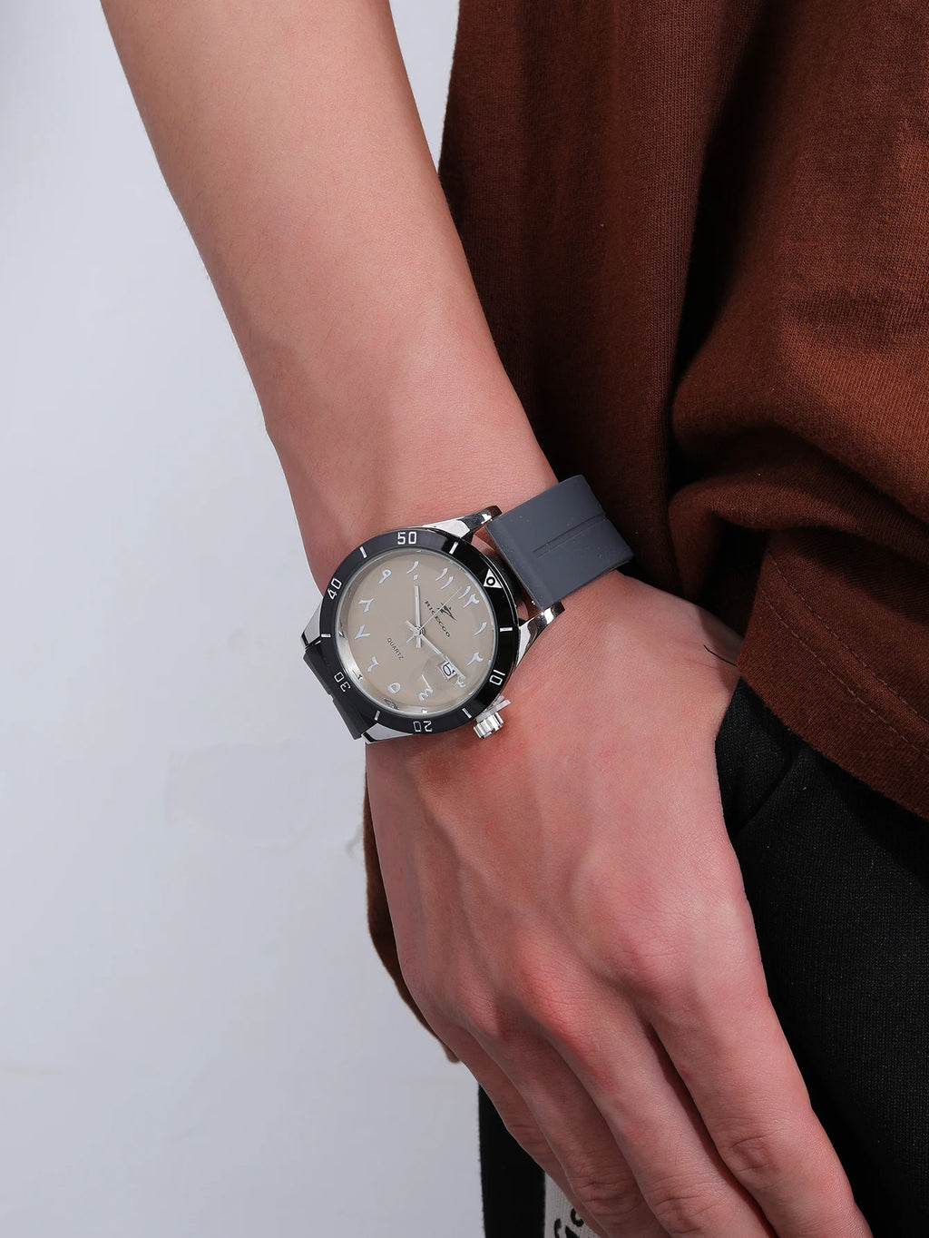 Fashionable, sporty, minimalist, business wristwatch with quartz movement, large dial paired with three-dimensional graduations,