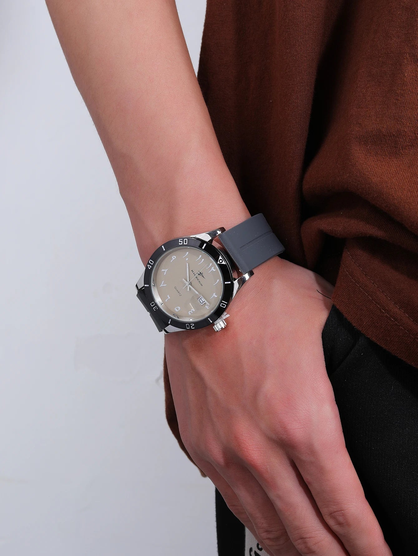 Fashionable, sporty, minimalist, business wristwatch with quartz movement, large dial paired with three-dimensional graduations,