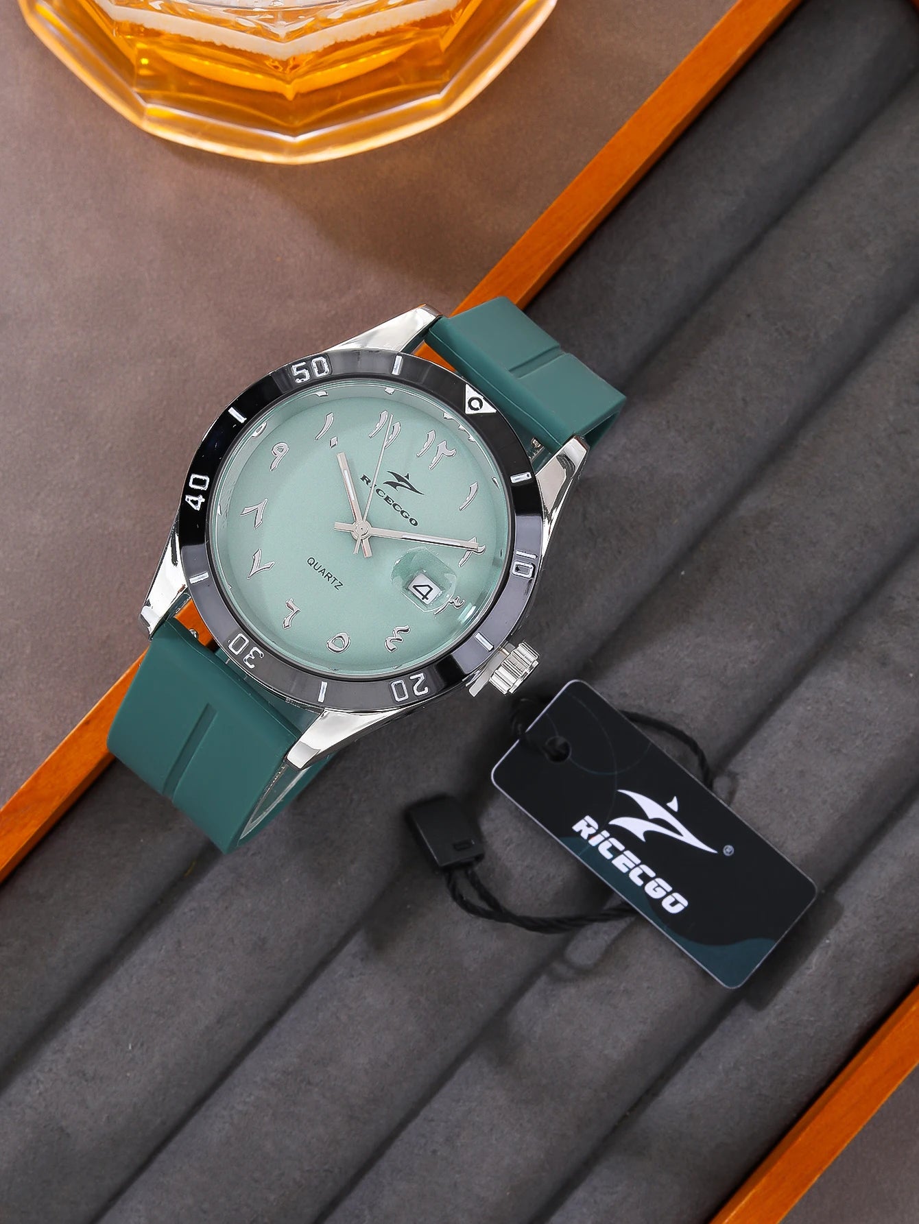 Fashionable, sporty, minimalist, business wristwatch with quartz movement, large dial paired with three-dimensional graduations,