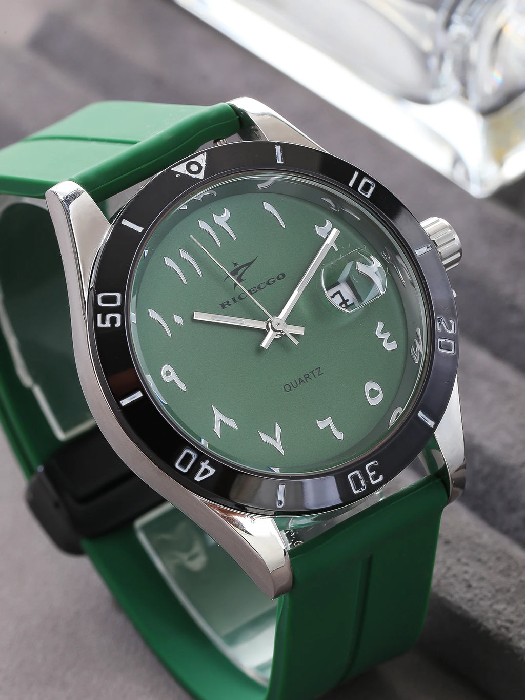 Fashionable, sporty, minimalist, business wristwatch with quartz movement, large dial paired with three-dimensional graduations,
