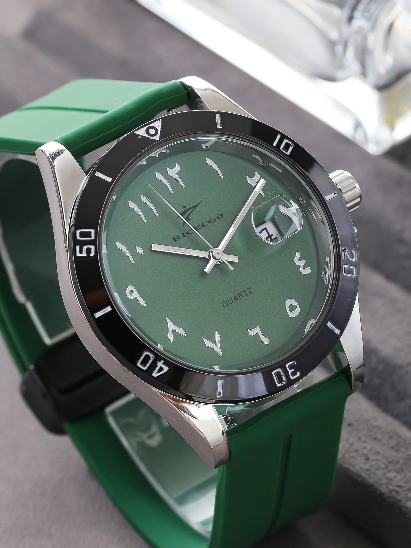 Fashionable, sporty, minimalist, business wristwatch with quartz movement, large dial paired with three-dimensional graduations,