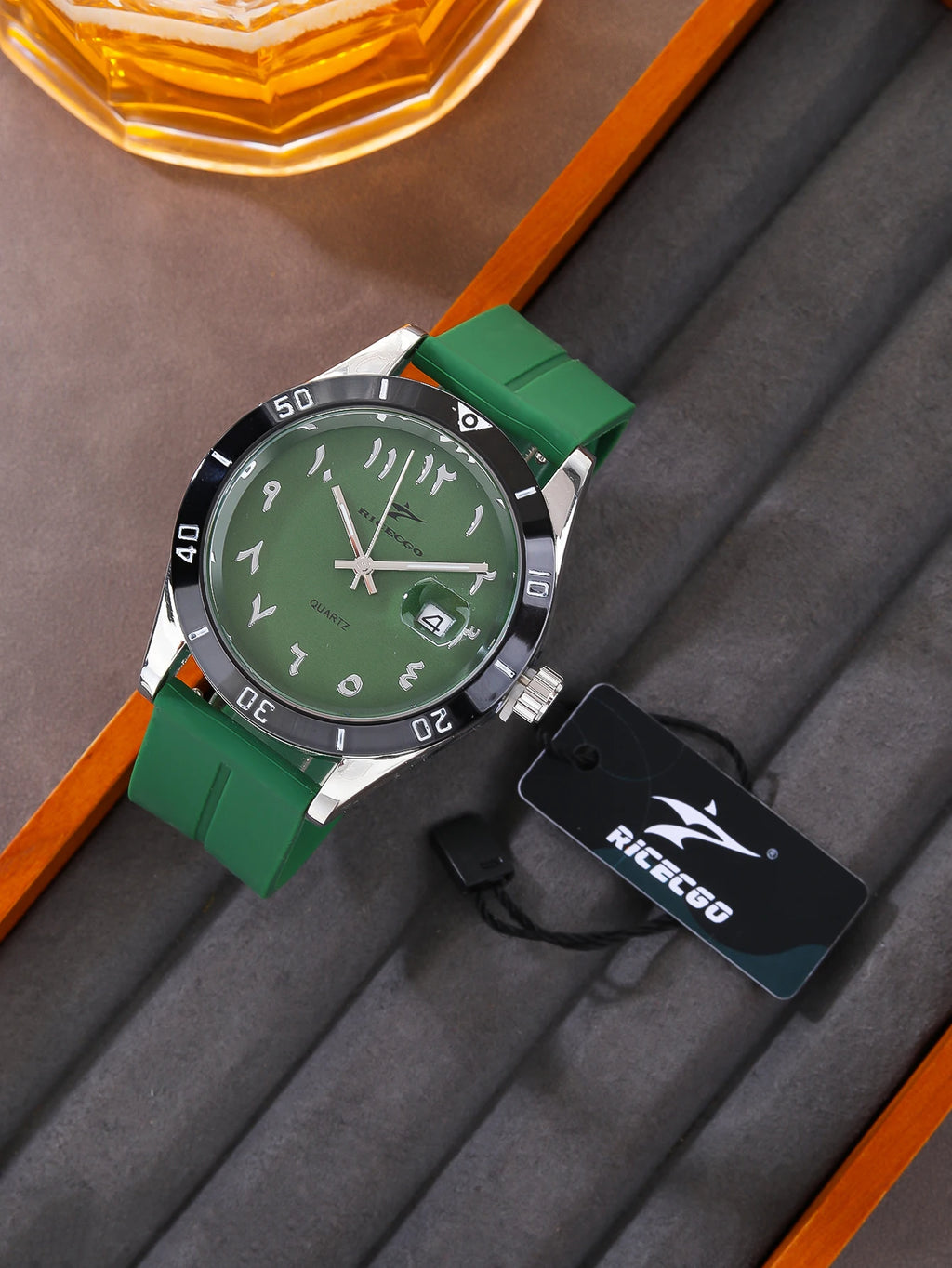 Fashionable, sporty, minimalist, business wristwatch with quartz movement, large dial paired with three-dimensional graduations,