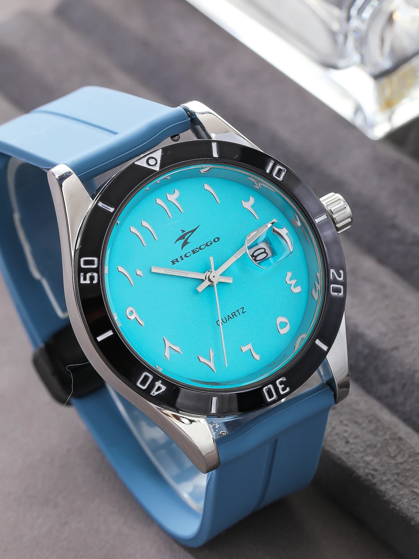 Fashionable, sporty, minimalist, business wristwatch with quartz movement, large dial paired with three-dimensional graduations,