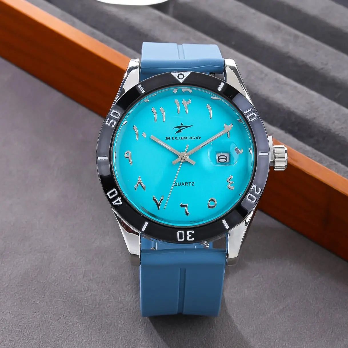 Fashionable, sporty, minimalist, business wristwatch with quartz movement, large dial paired with three-dimensional graduations,