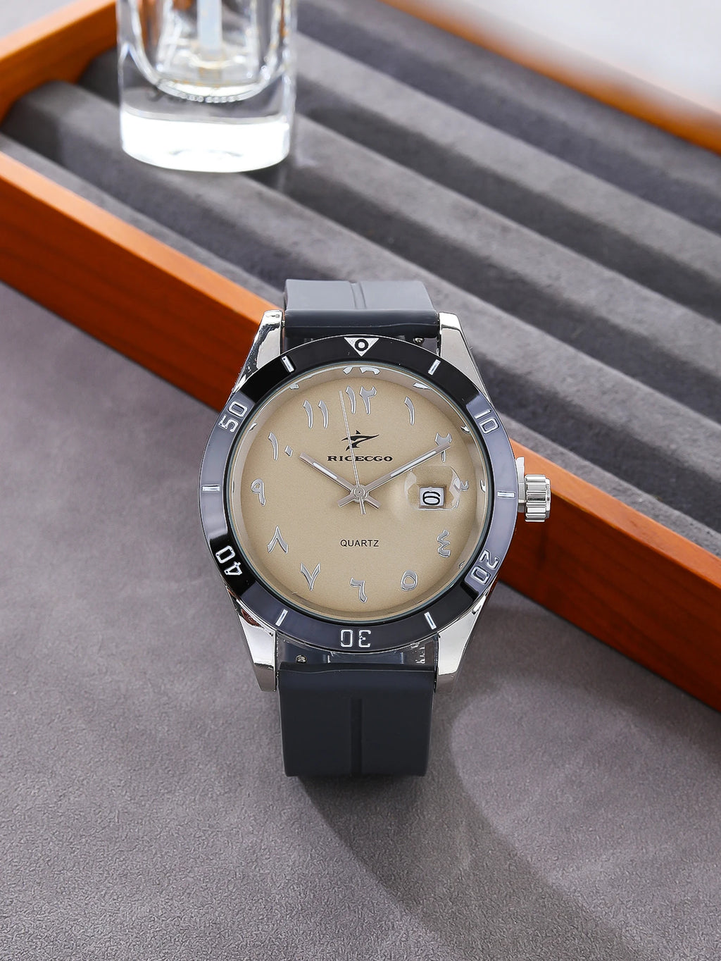 Fashionable, sporty, minimalist, business wristwatch with quartz movement, large dial paired with three-dimensional graduations,