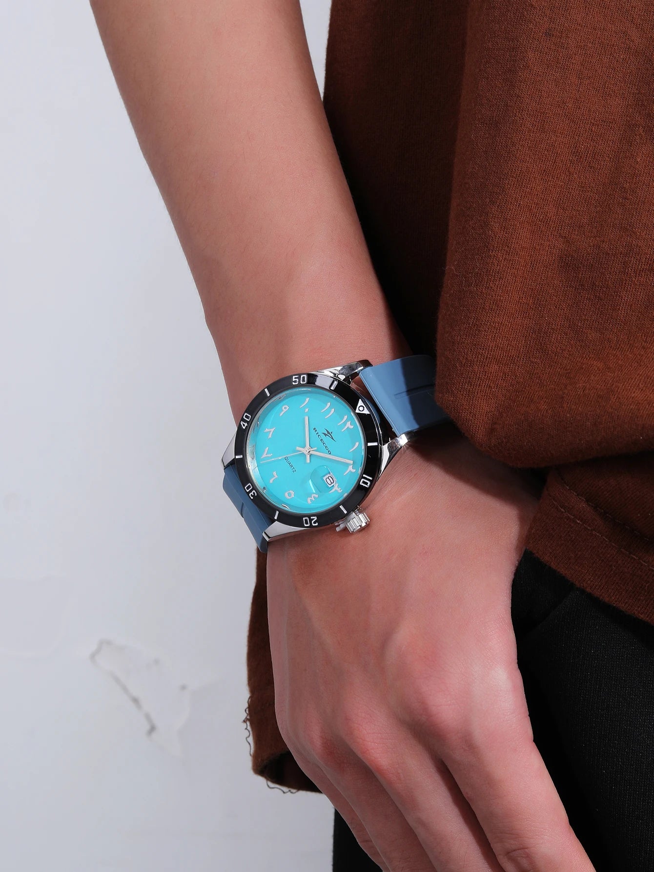 Fashionable, sporty, minimalist, business wristwatch with quartz movement, large dial paired with three-dimensional graduations,